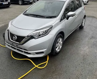 Nissan Note 2018 autóbérlés Cipruson, jellemzők ✓ Benzin üzemanyag és 88 lóerő ➤ Napi 20 EUR-tól kezdődően.