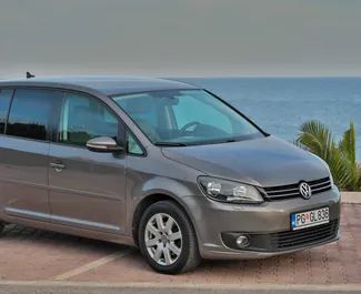 Vista frontal de um aluguel Volkswagen Touran em Budva, Montenegro ✓ Carro #4210. ✓ Transmissão Automático TM ✓ 6 avaliações.