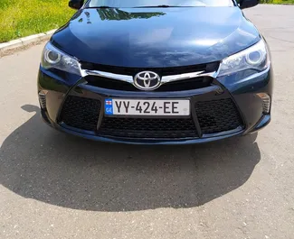 Vista frontale di un noleggio Toyota Camry a Tbilisi, Georgia ✓ Auto #4207. ✓ Cambio Automatico TM ✓ 0 recensioni.