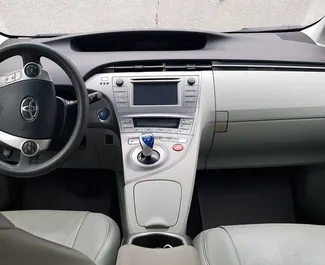 Toyota Prius Hybrid 2014 automobilio nuoma Gruzijoje, savybės ✓ Hibridinis degalai ir 120 arklio galios ➤ Nuo 52 GEL per dieną.