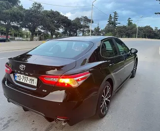 Ενοικίαση αυτοκινήτου Toyota Camry 2019 στη Γεωργία, περιλαμβάνει ✓ καύσιμο Βενζίνη και 230 ίππους ➤ Από 250 GEL ανά ημέρα.
