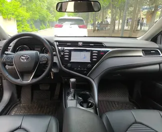 Bensin 2,5L motor i Toyota Camry 2019 för uthyrning i Tbilisi.