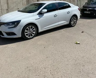 Sprednji pogled najetega avtomobila Renault Megane Sedan v na letališču Antalya, Turčija ✓ Avtomobil #4187. ✓ Menjalnik Samodejno TM ✓ Mnenja 0.