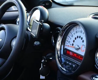 Mini Cooper S 2014 διαθέσιμο για ενοικίαση στην Μπούντβα, με όριο χιλιομέτρων απεριόριστο.