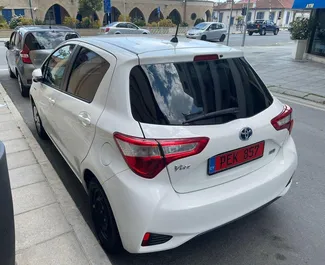 Toyota Vitz 2018 autóbérlés Cipruson, jellemzők ✓ Hibrid üzemanyag és 109 lóerő ➤ Napi 18 EUR-tól kezdődően.