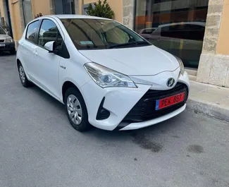 Vuokra-auton etunäkymä Toyota Vitz Larnakassa, Kypros ✓ Auto #4212. ✓ Vaihteisto Automaattinen TM ✓ Arvostelut 3.