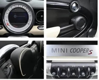 Interiøret til Mini Cooper S til leie i Montenegro. En flott 4-seters bil med Automatisk-gir.