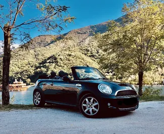Vista frontal de un Mini Cooper S de alquiler en Budva, Montenegro ✓ Coche n.º 4245. ✓ Automático TM ✓ 0 opiniones.