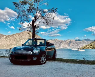 Vista frontal de um aluguel Mini Cooper Cabrio em Budva, Montenegro ✓ Carro #4251. ✓ Transmissão Manual TM ✓ 0 avaliações.