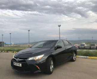 Toyota Camry 2017 autóbérlés Grúziában, jellemzők ✓ Benzin üzemanyag és 195 lóerő ➤ Napi 110 GEL-tól kezdődően.
