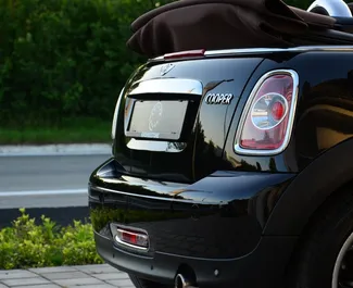 Mini Cooper Cabrio 2012 disponible para alquilar en Budva, con límite de millaje de ilimitado.
