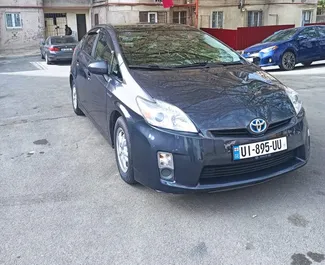 Vooraanzicht van een huurauto Toyota Prius Hybrid in Tbilisi, Georgië ✓ Auto #4232. ✓ Transmissie Automatisch TM ✓ 9 beoordelingen.