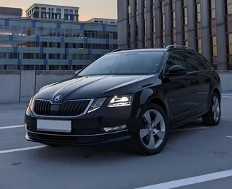 Sprednji pogled najetega avtomobila Skoda Octavia Combi v v Pragi, Češka ✓ Avtomobil #4177. ✓ Menjalnik Samodejno TM ✓ Mnenja 0.