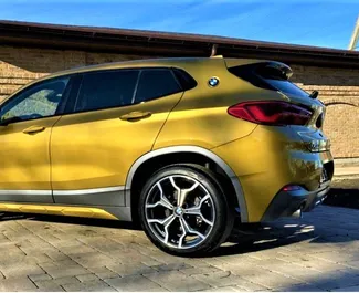 BMW X2 2019 automašīnas noma Krievijā, iezīmes ✓ Benzīns degviela un 140 zirgspēki ➤ Sākot no 600 RUB dienā.