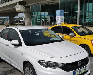 Frontansicht eines Mietwagens Fiat Egea am Flughafen Antalya, Türkei ✓ Auto Nr.4181. ✓ Schaltgetriebe TM ✓ 0 Bewertungen.