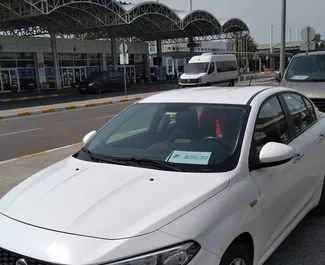 Fiat Egea 2020 automašīnas noma Turcijā, iezīmes ✓ Dīzeļdegviela degviela un 90 zirgspēki ➤ Sākot no 9 USD dienā.