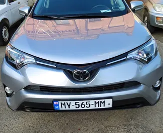 Sprednji pogled najetega avtomobila Toyota Rav4 v v Tbilisiju, Georgia ✓ Avtomobil #4287. ✓ Menjalnik Samodejno TM ✓ Mnenja 0.