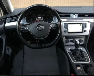 在 在黑山 租赁 Volkswagen Passat 2015 汽车，特点包括 ✓ 使用 Diesel 燃料和 150 马力 ➤ 起价 40 EUR 每天。