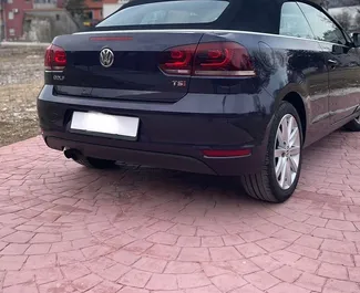 Volkswagen Golf Cabrio 2015 araç kiralama Karadağ'da, ✓ Benzin yakıt ve 110 beygir gücü özellikleriyle ➤ Günde başlayan fiyatlarla 45 EUR.
