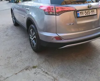 Bensiini 2,5L moottori Toyota Rav4 2018 vuokrattavana Tbilisissä.