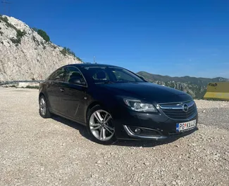 Sprednji pogled najetega avtomobila Opel Insignia v v mestu Becici, Črna gora ✓ Avtomobil #4272. ✓ Menjalnik Samodejno TM ✓ Mnenja 0.