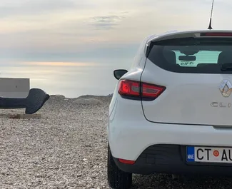 Verhuur Renault Clio 4. Economy Auto te huur in Montenegro ✓ Borg van Zonder Borg ✓ Verzekeringsmogelijkheden TPL, CDW, SCDW, Passagiers, Diefstal, Buitenland.