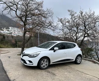 Najem avtomobila Renault Clio 4 2018 v v Črni gori, z značilnostmi ✓ gorivo Dizel in 90 konjskih moči ➤ Od 25 EUR na dan.