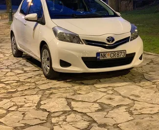 Predný pohľad na prenajaté auto Toyota Yaris v v Bečiči, Čierna Hora ✓ Auto č. 4269. ✓ Prevodovka Automatické TM ✓ Hodnotenia 5.