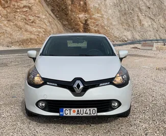 Frontansicht eines Mietwagens Renault Clio 4 in Becici, Montenegro ✓ Auto Nr.4277. ✓ Schaltgetriebe TM ✓ 4 Bewertungen.