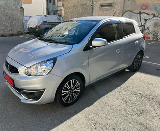 Frontansicht eines Mietwagens Mitsubishi Mirage in Larnaca, Zypern ✓ Auto Nr.4377. ✓ Automatisch TM ✓ 0 Bewertungen.