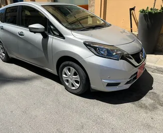 Predný pohľad na prenajaté auto Nissan Note v v Larnake, Cyprus ✓ Auto č. 4376. ✓ Prevodovka Automatické TM ✓ Hodnotenia 0.