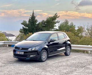 Vista frontal de un Volkswagen Polo de alquiler en Budva, Montenegro ✓ Coche n.º 4385. ✓ Manual TM ✓ 2 opiniones.