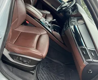 Interiér BMW X6 k pronájmu v Gruzii. Skvělé auto s 5 sedadly a převodovkou Automatické.