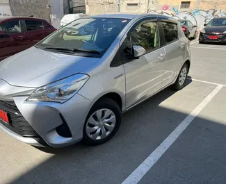 واجهة أمامية لسيارة إيجار Toyota Vitz في في لارنكا, قبرص ✓ رقم السيارة 4402. ✓ ناقل حركة أوتوماتيكي ✓ تقييمات 0.