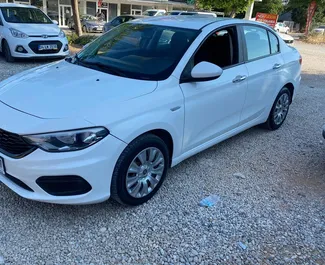 Kiralık bir Fiat Egea Antalya Havalimanı'nda, Türkiye ön görünümü ✓ Araç #4396. ✓ Manuel TM ✓ 0 yorumlar.