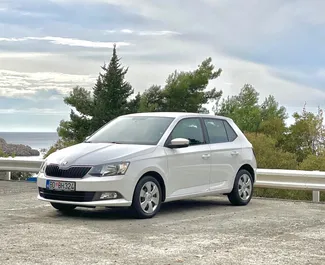 Vista frontal de un Skoda Fabia de alquiler en Budva, Montenegro ✓ Coche n.º 4388. ✓ Automático TM ✓ 0 opiniones.