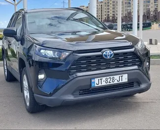 Sprednji pogled najetega avtomobila Toyota Rav4 v v Tbilisiju, Georgia ✓ Avtomobil #4416. ✓ Menjalnik Samodejno TM ✓ Mnenja 1.