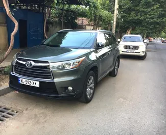Frontvisning av en leiebil Toyota Highlander i Tbilisi, Georgia ✓ Bil #4420. ✓ Automatisk TM ✓ 0 anmeldelser.