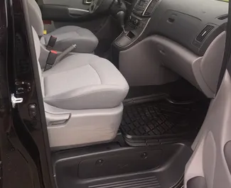 Interieur van Hyundai H1 te huur in Georgië. Een geweldige auto met 8 zitplaatsen en een Automatisch transmissie.