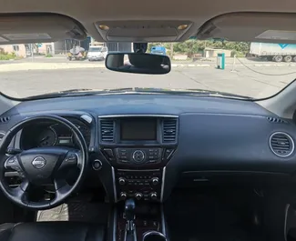 Interior do Nissan Pathfinder para aluguer na Geórgia. Um excelente carro de 7 lugares com transmissão Automático.