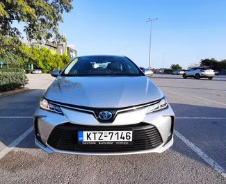 Frontvisning av en leiebil Toyota Corolla i Thessaloniki, Hellas ✓ Bil #4237. ✓ Automatisk TM ✓ 0 anmeldelser.