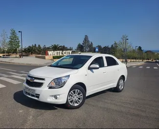 Vue de face d'une location Chevrolet Cobalt à l'aéroport de Bakou, Azerbaïdjan ✓ Voiture #4429. ✓ Automatique TM ✓ 0 avis.