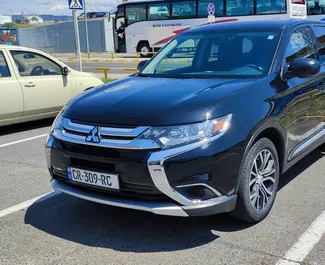 2.5L 엔진이 장착된 트빌리시에서의 Mitsubishi Outlander #2047 자동 차량 대여 ➤ Ia 조지아에서에서 제공.