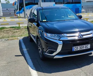 Vista frontal de un Mitsubishi Outlander de alquiler en Tiflis, Georgia ✓ Coche n.º 2047. ✓ Automático TM ✓ 0 opiniones.