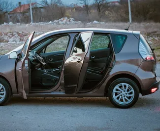 Interior de Renault Scenic para alquilar en Montenegro. Un gran coche de 5 plazas con transmisión Manual.