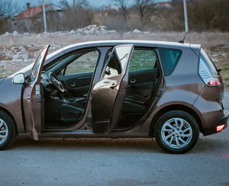 Notranjost Renault Scenic za najem v v Črni gori. Odličen avtomobil s 5 sedeži in Priročnik menjalnikom.