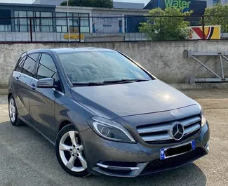 Kiralık bir Mercedes-Benz B200 Tiran'da, Arnavutluk ön görünümü ✓ Araç #4592. ✓ Otomatik TM ✓ 0 yorumlar.