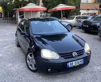 Vista frontal de un Volkswagen Golf de alquiler en Tirana, Albania ✓ Coche n.º 4596. ✓ Automático TM ✓ 0 opiniones.