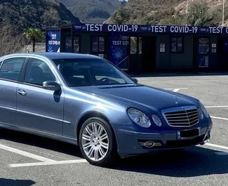 Vue de face d'une location Mercedes-Benz E220 à Tirana, Albanie ✓ Voiture #4595. ✓ Automatique TM ✓ 0 avis.