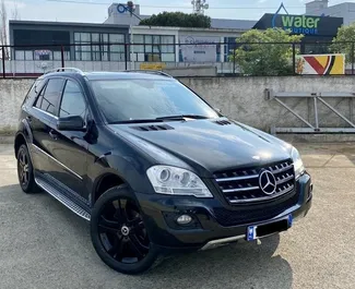Vue de face d'une location Mercedes-Benz ML320 à Tirana, Albanie ✓ Voiture #4593. ✓ Automatique TM ✓ 0 avis.